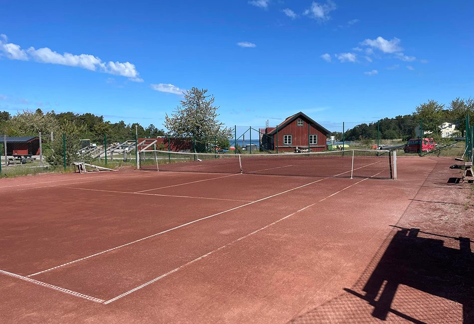 Bild över en tennisbana utomhus.